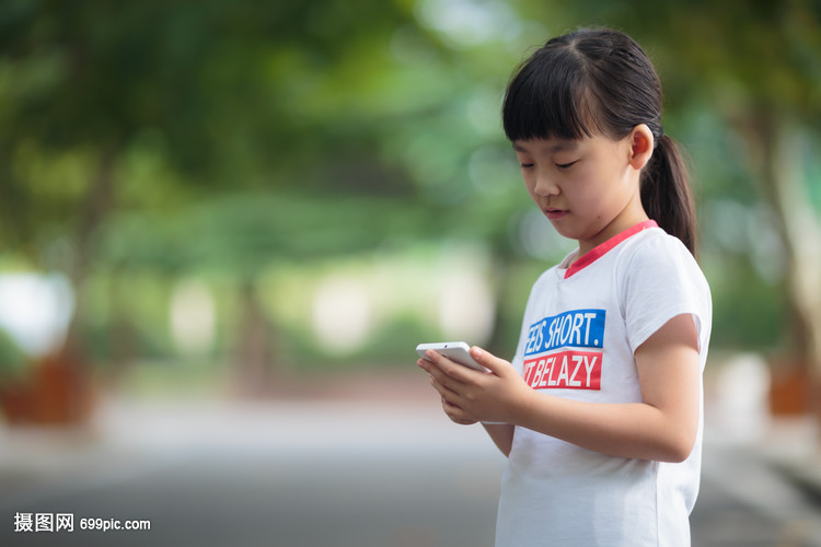 儿童学生手机打电话