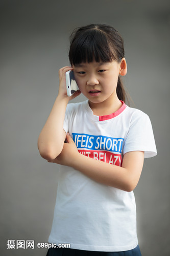 儿童学生手机打电话
