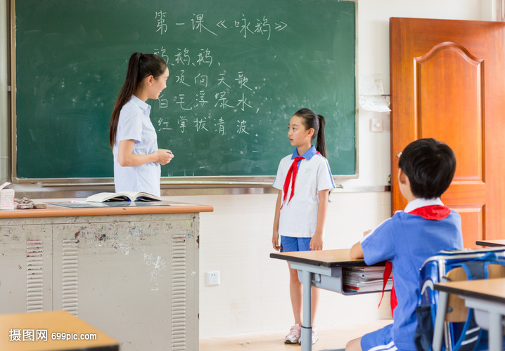 站在教室黑板前思考问题的小学生