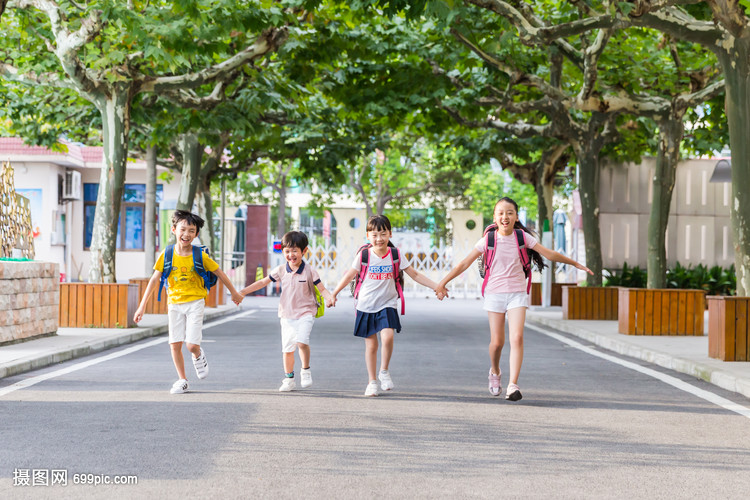 阳光下孩子们牵手快乐的奔跑