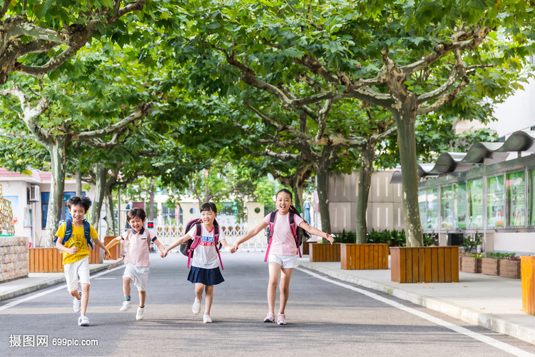 阳光下孩子们牵手快乐的奔跑