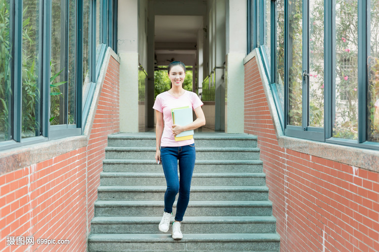 拿着书本准备去上课的年轻女老师