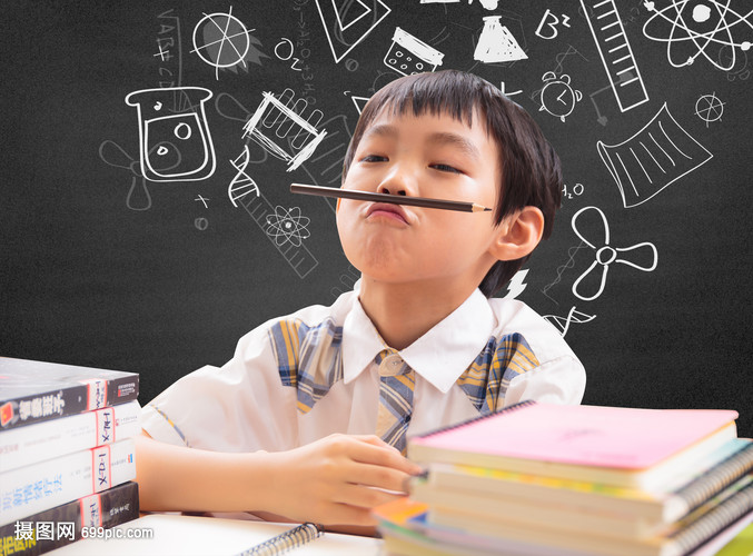 黑板前想问题的小学生