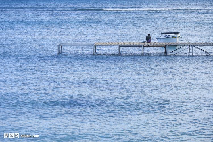 旅行大海和男人背影和船和桥