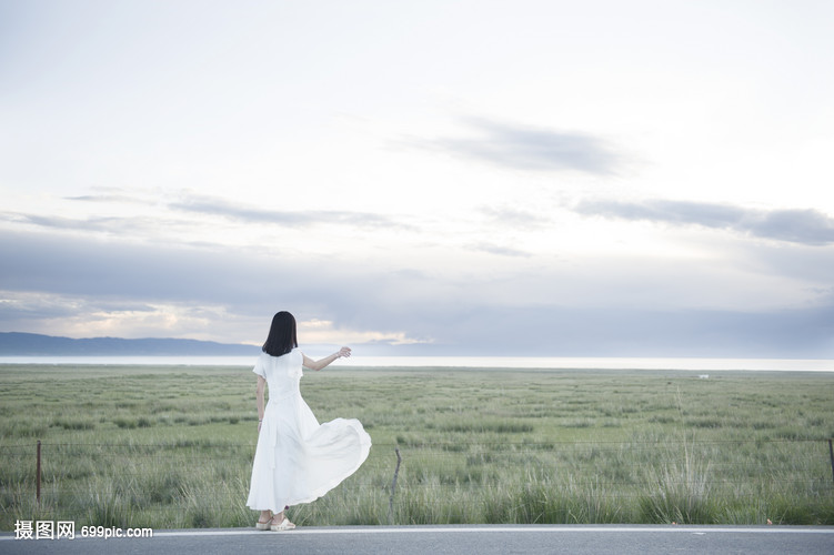 青海公路的白裙子女孩