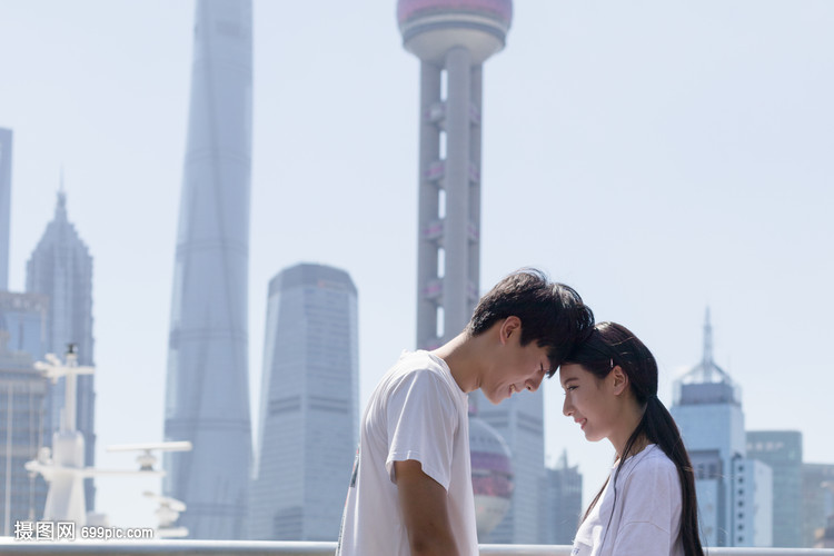 情侣城市旅行拥抱