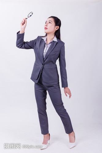 职业女性拿放大镜寻找形象