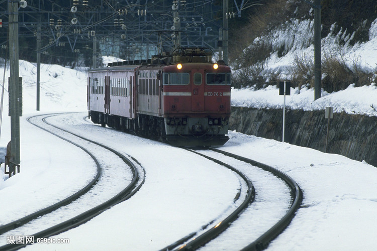 大雪中的火车