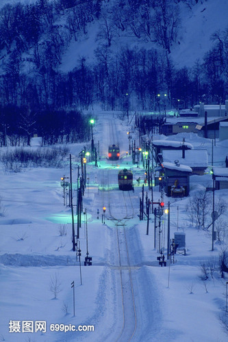 大雪中的火车