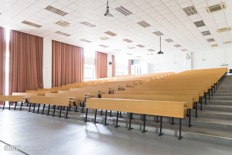 空无一人的大学阶梯教室