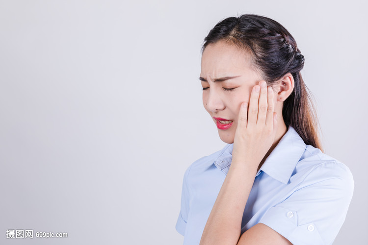 商务女士痛苦难受情绪表现