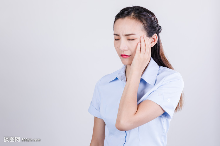 商务女士痛苦难受情绪表现