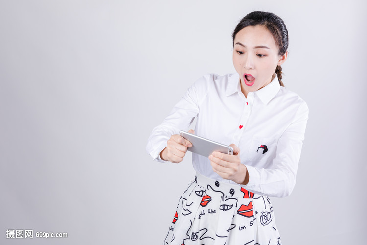 商务女士夸张惊讶玩手机