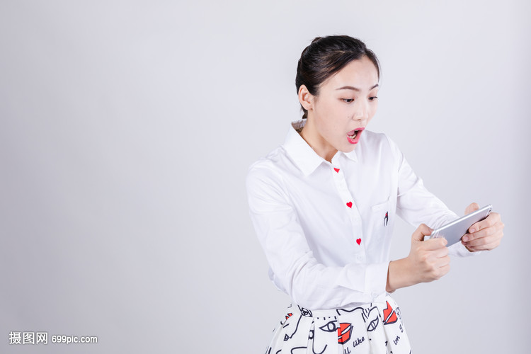 商务女士夸张惊讶玩手机