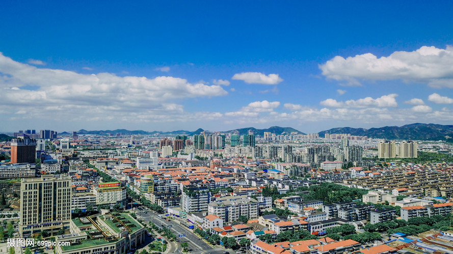 蓝天白云下的南方城市