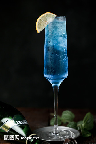 沁爽蓝色夏威夷柠檬鸡尾酒