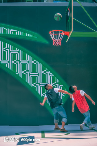 街头篮球少年斗牛仰望进球