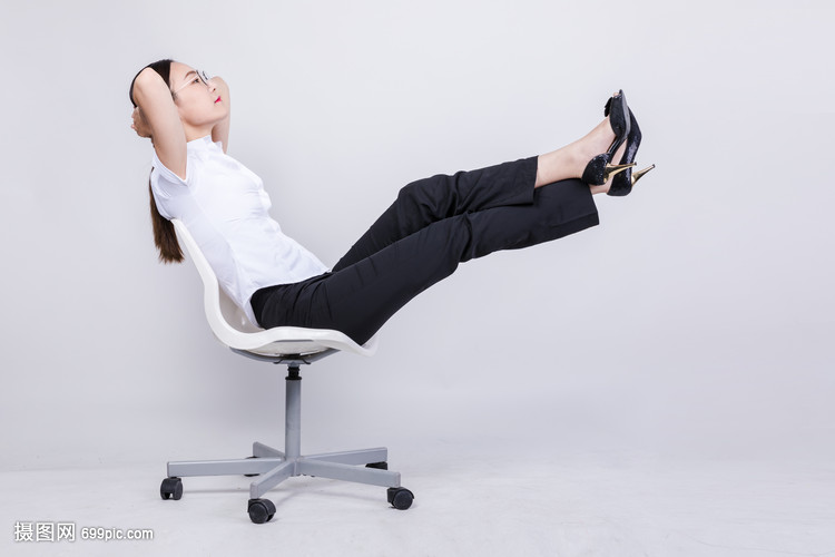 职业女性坐椅子上休息棚拍