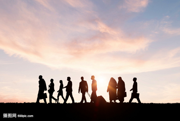 夕阳下行走的职业人员