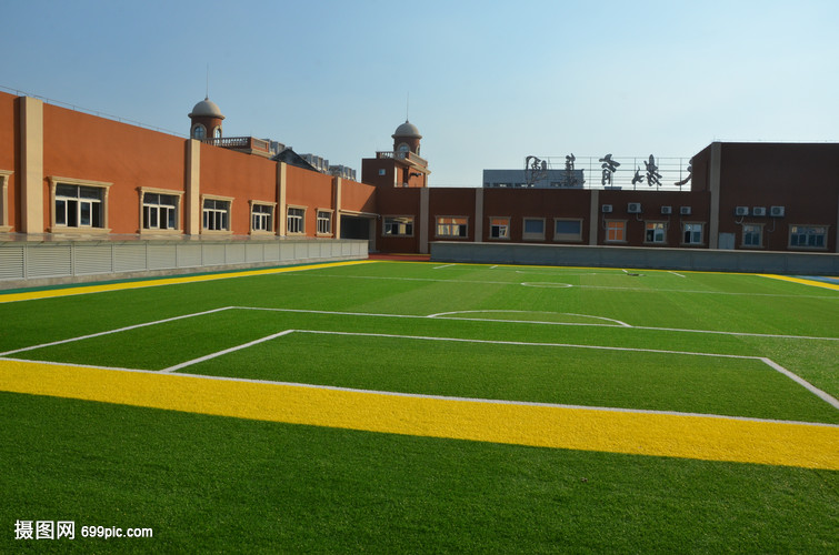 学校足球场绿色草地空中操场