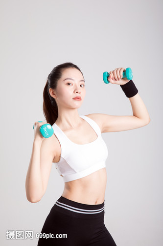 运动女性单手高低举哑铃动作