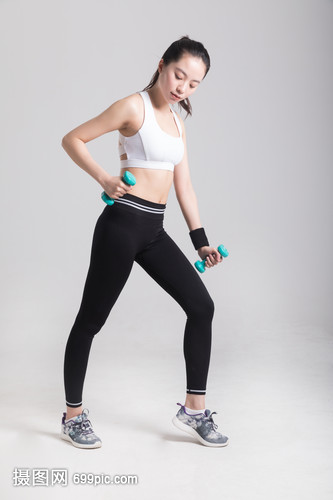 年轻女性哑铃健身划船动作