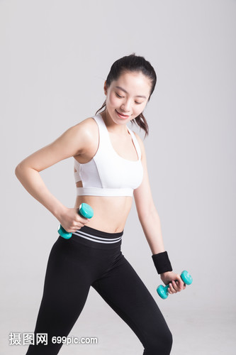 年轻女性哑铃健身划船动作
