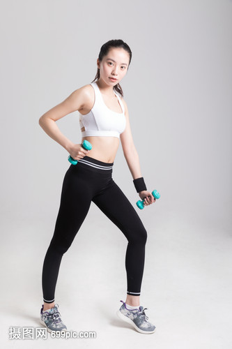 年轻女性哑铃健身划船动作