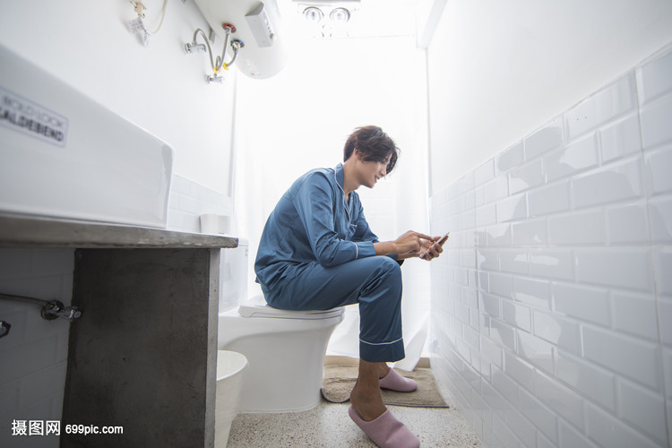 男生在厕所里看手机