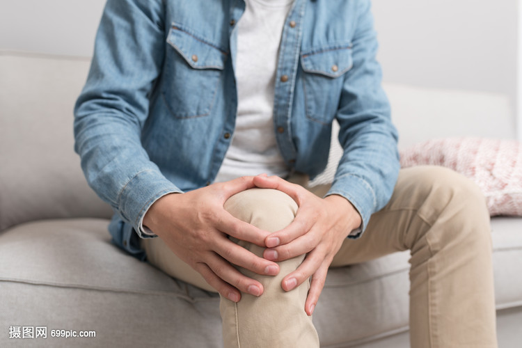 膝盖痛的年轻男子