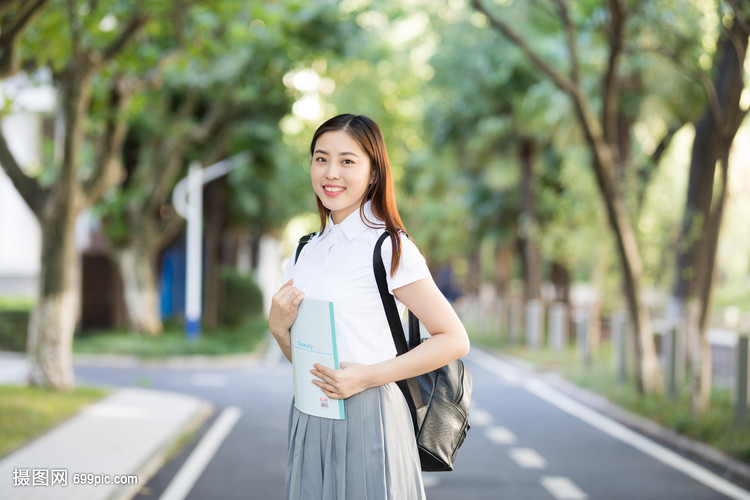 大学校园林荫道上的同学