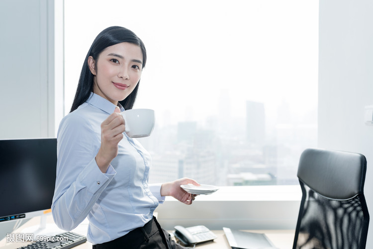 在办公室喝咖啡的自信职业女性