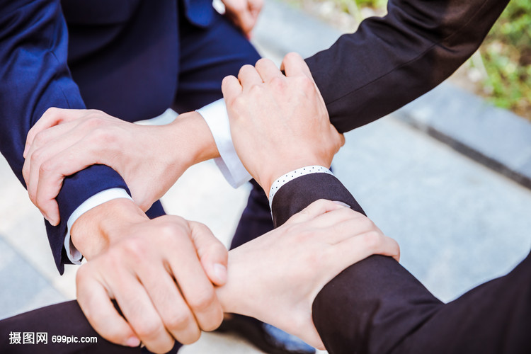 商务团队交叉搭手特写