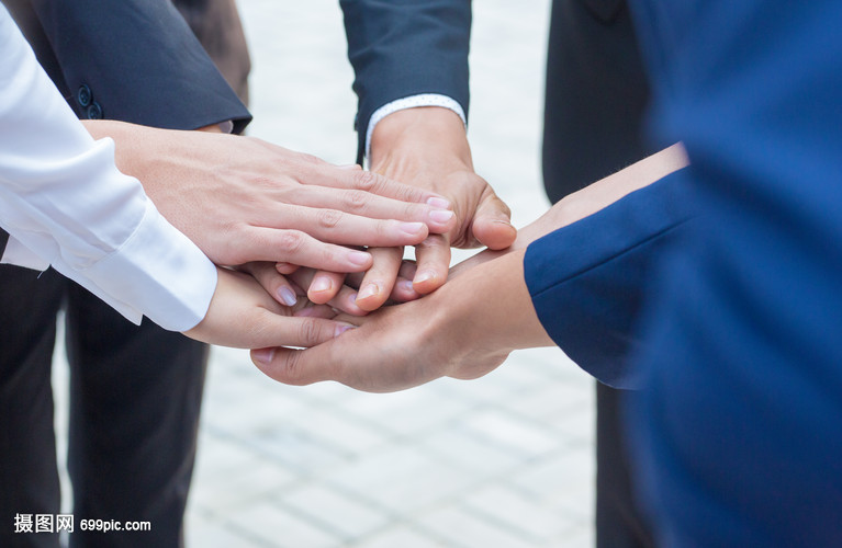 商务团队成员一起加油鼓励