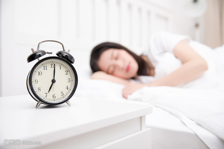 熟睡中的年轻美女