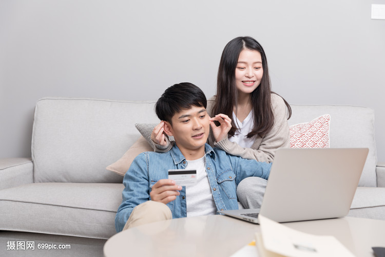 客厅里被女生揪着耳朵的男生