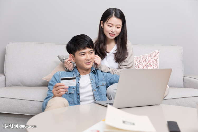 客厅里被女生揪着耳朵的男生