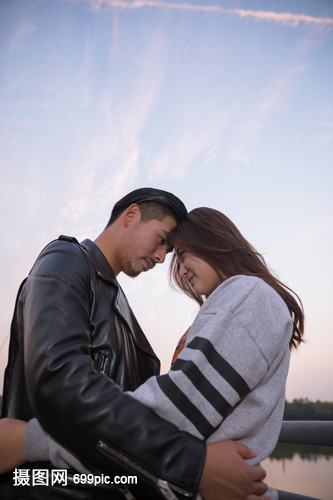落日下相拥的情侣