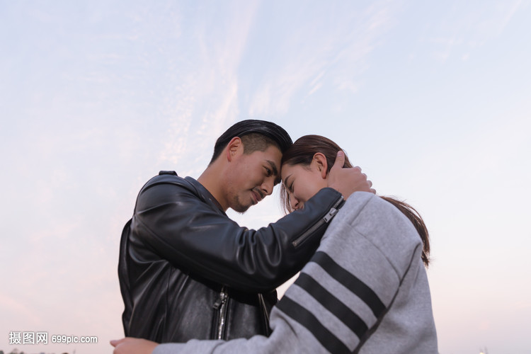 落日下相拥的情侣