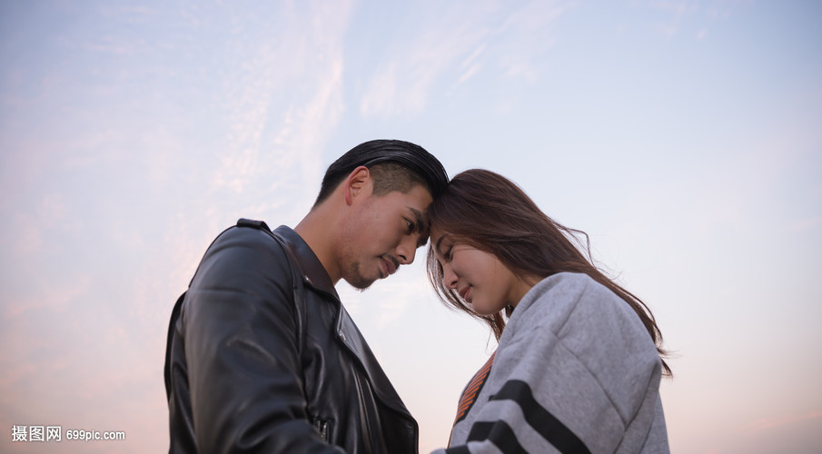 落日下相拥的情侣