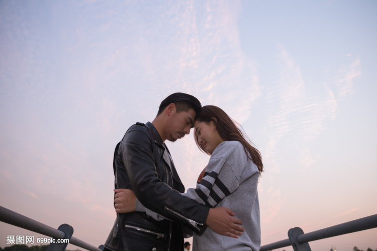 落日下相拥的情侣