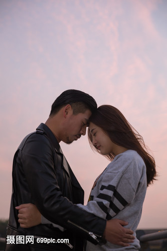 落日下相拥的情侣