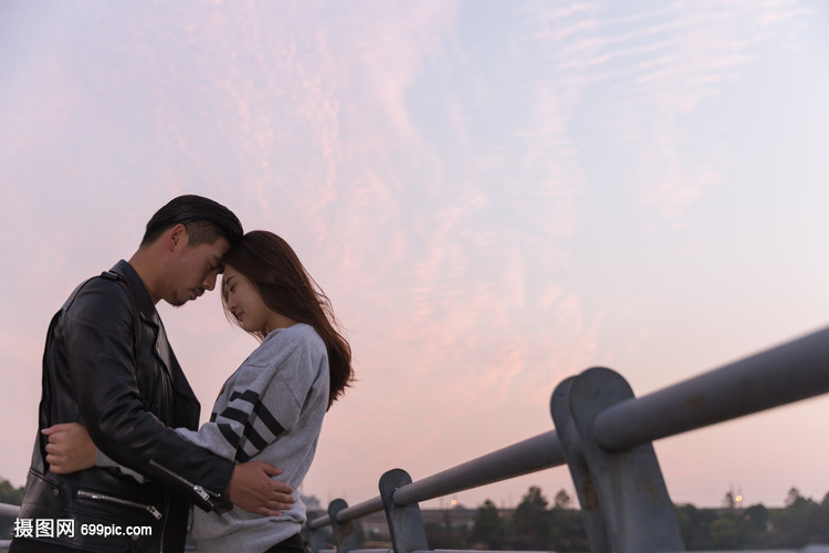 落日下相拥的情侣