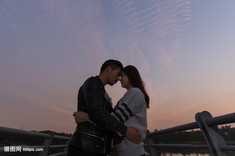 落日下相拥的情侣