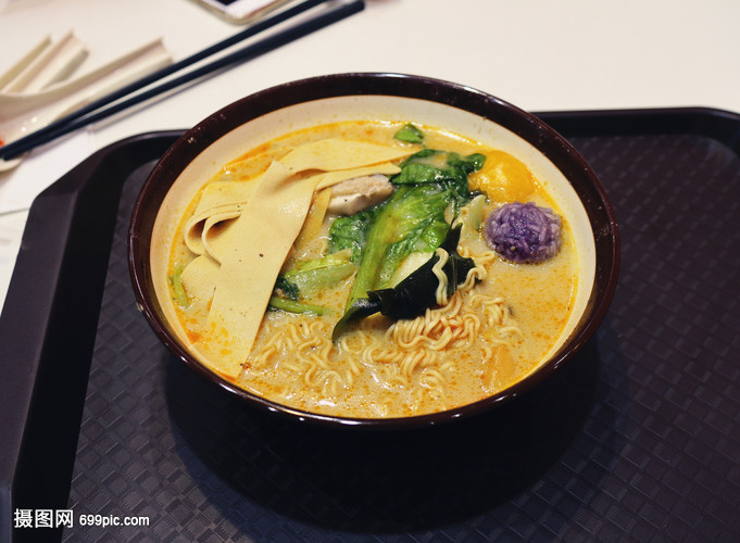 餐盘上的一碗麻辣烫