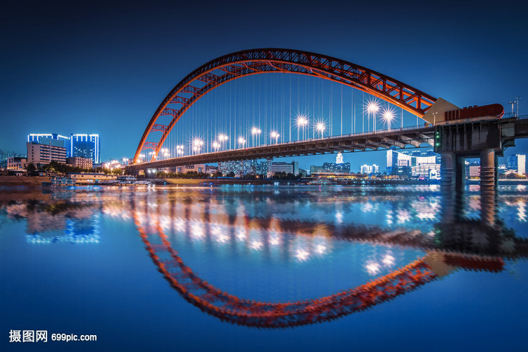 夜幕下的武汉晴川桥