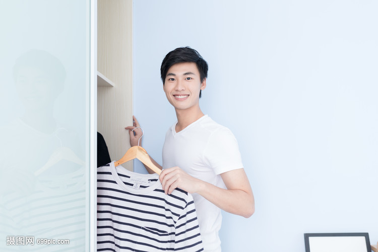 帅气男子打开衣柜拿衣服