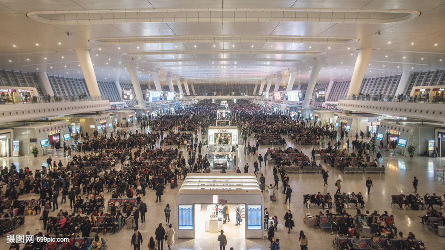 人山人海的上海虹桥高铁站