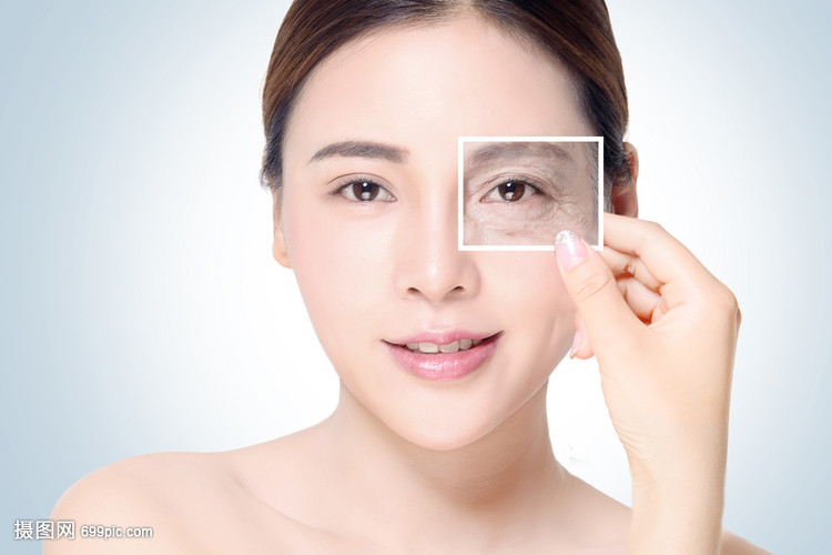 女孩眼睛周围的皱纹