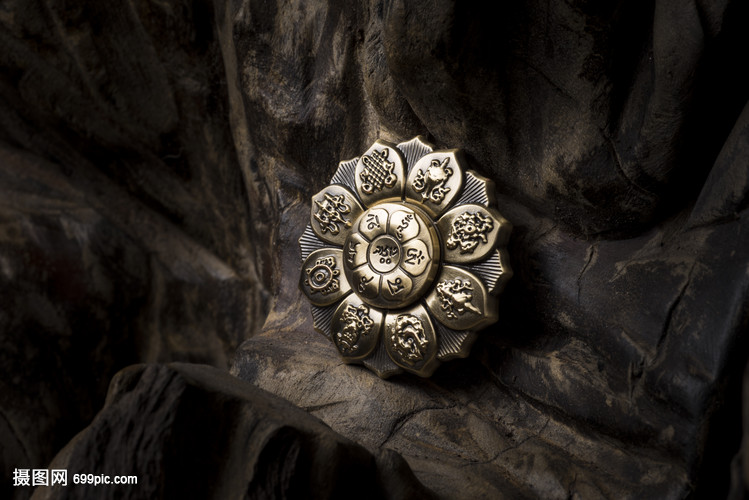 木头上的八字真言指尖陀螺